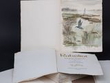 un livre ouvert sur lequel figure l'image d'un oiseau volant dans les airs