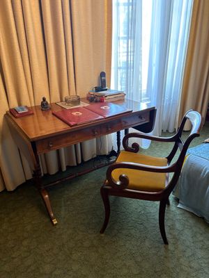 un bureau avec une chaise et un livre posé dessus