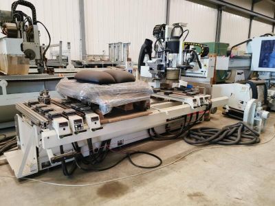 une machine qui se trouve dans un bâtiment abritant de nombreux équipements