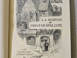 un livre ouvert sur lequel est dessiné une maison