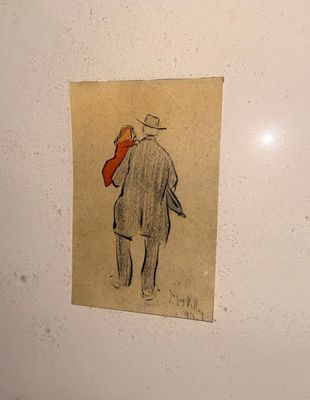un dessin représentant un homme avec une écharpe rouge accroché au mur