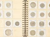 un livre dans lequel se trouve un tas de pièces de monnaie