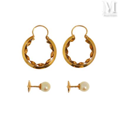 deux paires de boucles d'oreilles créoles en or et une boucle d'oreille en perle