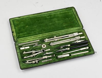 une mallette verte contenant des outils, posée sur une surface blanche
