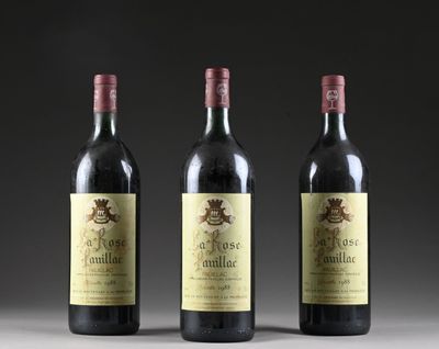 trois bouteilles de vin sont alignées sur une table