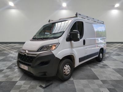 la camionnette blanche est garée sur le sol en damier d'une pièce