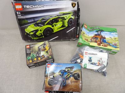 une boîte de Lego Technic posée sur un canapé