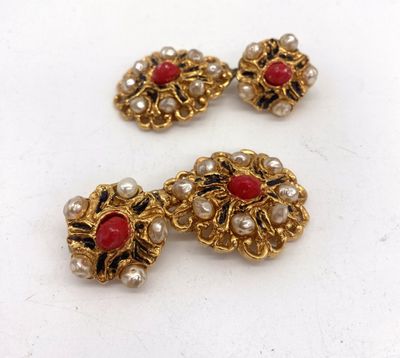 un gros plan sur une paire de boucles d'oreilles rouges et blanches