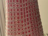 un vase rouge et blanc posé sur une table noire