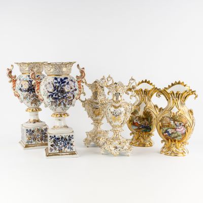 cinq vases posés les uns à côté des autres sur une table