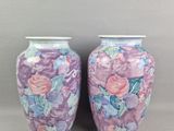 deux vases ornés de motifs floraux, placés côte à côte