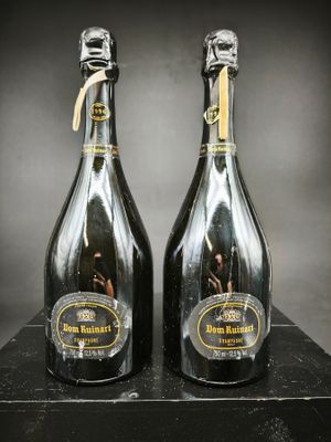 deux bouteilles de champagne posées sur une table noire