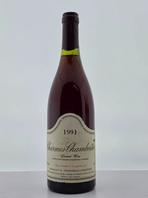 la bouteille de vin est posée sur la table sur la table
