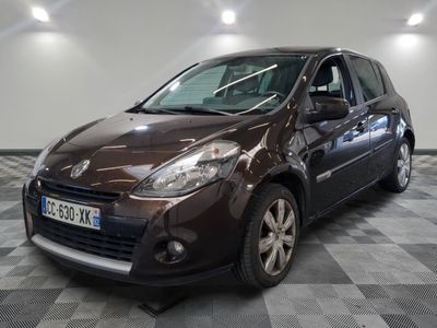 la photo d'une voiture brune garée sur un sol en damier