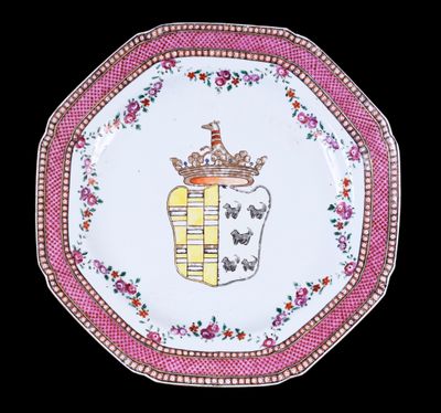 une image représentant une assiette sur laquelle figure une couronne