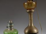 deux lampes placées l'une à côté de l'autre sur une table