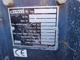 un gros plan d'un panneau apposé sur une machine bleue