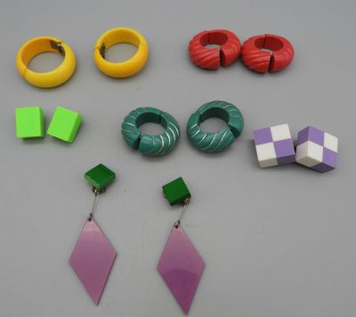 Lot de 3 paires de créoles clips en bakélite, et 3 paires de…