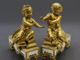 paire de figurines françaises anciennes en métal doré représentant un garçon et une fille assis sur un banc