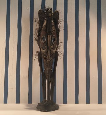 une statue représentant un chat debout sur une table