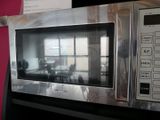 un micro-ondes posé sur un comptoir