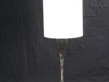 une image d'une lampe de table avec un abat-jour blanc
