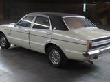 une voiture blanche garée dans un garage