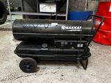 un réfrigérateur noir posé sur un chariot dans un garage