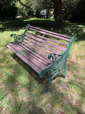 un banc en bois posé au milieu d'un champ herbeux
