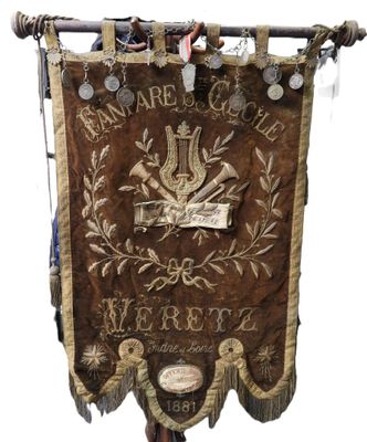 Grand étendard en velours brodé de la fanfare Sainte-Cécile …