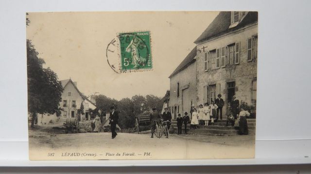 Lépaud : Place du Foirail. PM 587. TBE.