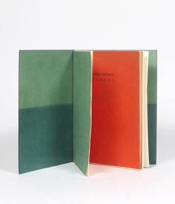 deux livres ouverts posés l'un sur l'autre sur une surface blanche