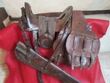 un tissu rouge avec une paire de gants en cuir et un pistolet dessus