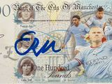 un billet de cent euros signé, sur lequel figure la photo d'un footballeur