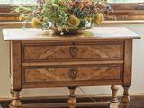 une petite table sur laquelle se trouve un vase de fleurs