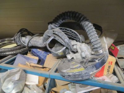 un tas d'objets divers entassés dans un bac
