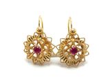 une paire de boucles d'oreilles en or ornées de rubis