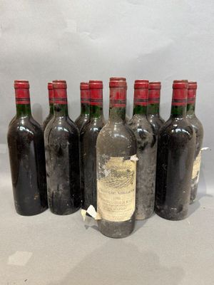 six bouteilles de vin sont alignées dans une rangée