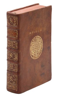 un vieux livre orné d'un médaillon doré sur la couverture