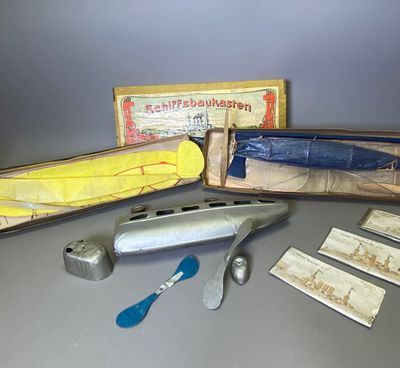 une boîte contenant un couteau, une cuillère et d'autres objets