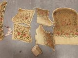 plusieurs morceaux de tissu posés par terre