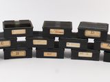 une pile de boîtes noires empilées les unes sur les autres