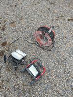 Un lot composé d'un enrouleur électrique et de deux spots de…