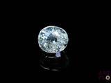 gros plan d'un diamant bleu sur une surface noire