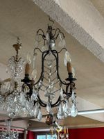 Petit lustre cage en fer forgé à quatre lumières, orné de pa… (photo 2)