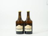 deux bouteilles de vin posées l'une à côté de l'autre sur une surface blanche