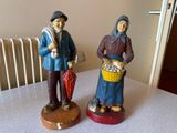 deux figurines représentant des personnes debout sur une table