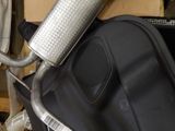 une valise noire et un sac noir dans une pièce encombrée