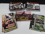 quatre couvertures de magazines de moto posées les unes à côté des autres sur une table