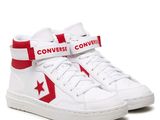 une paire de baskets Converse blanches à rayures rouges et blanches